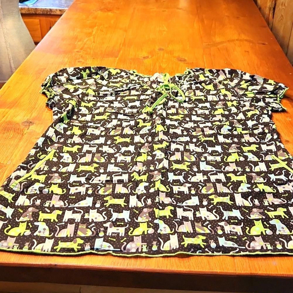 Koi scrub top size L EUC